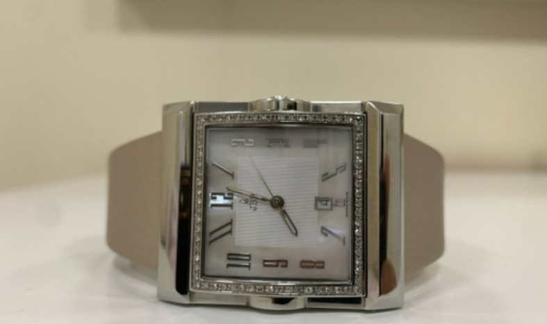 LOT:215 | A stainless steel quartz gentleman's JBR bracelet watch.