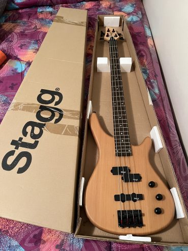 Stagg-Bass-Guitar